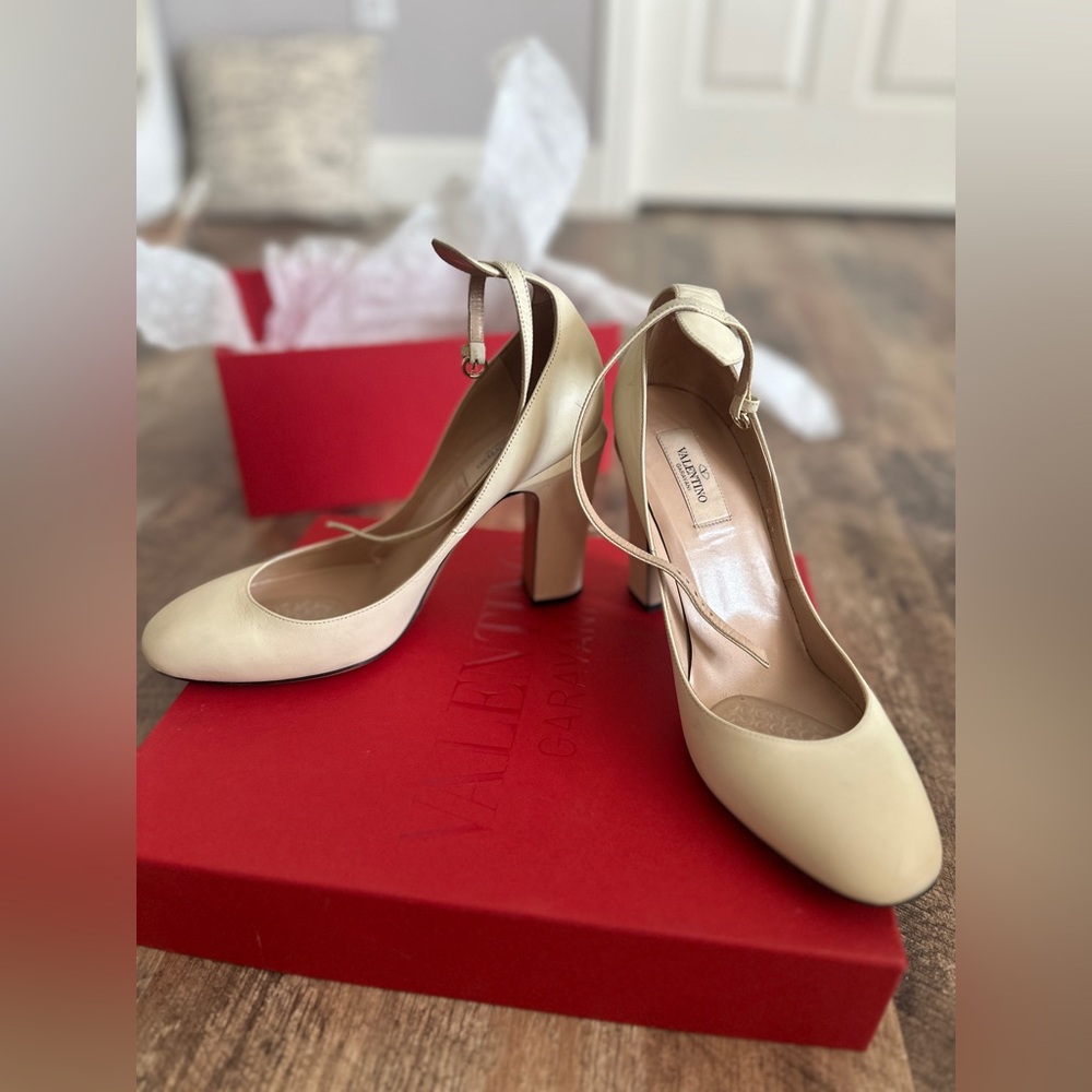 Valentino Garavani Beige Ankle Strap Heels - Picture 8 of 15